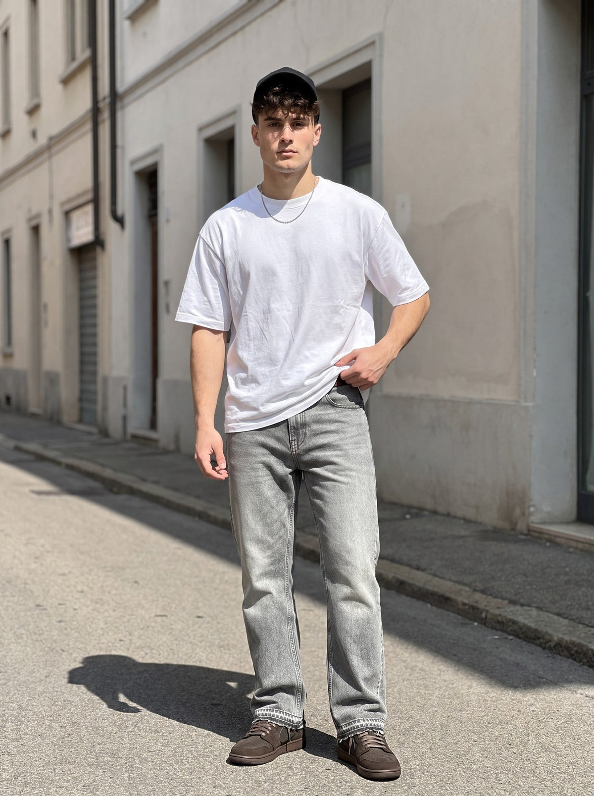 Aska – Jeans grijs gedragen door model