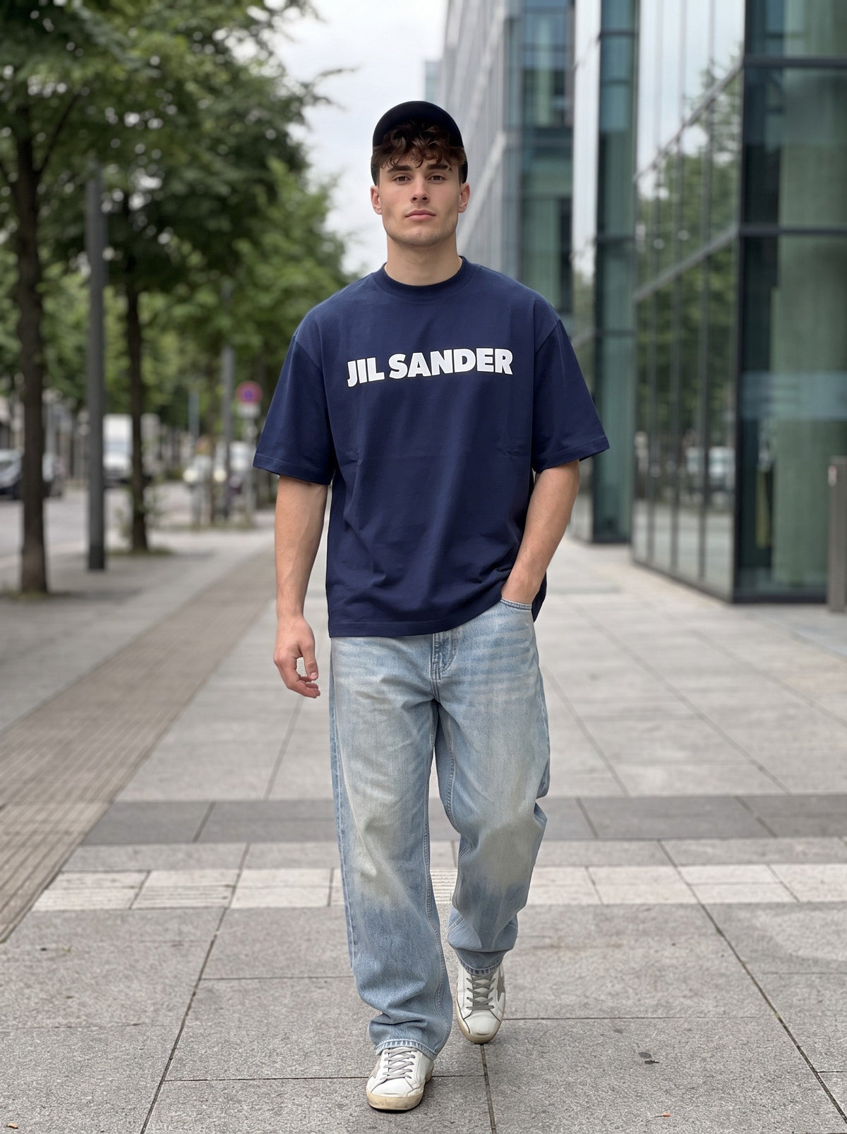 Jil Sander T-shirt marineblauw gedragen door model
