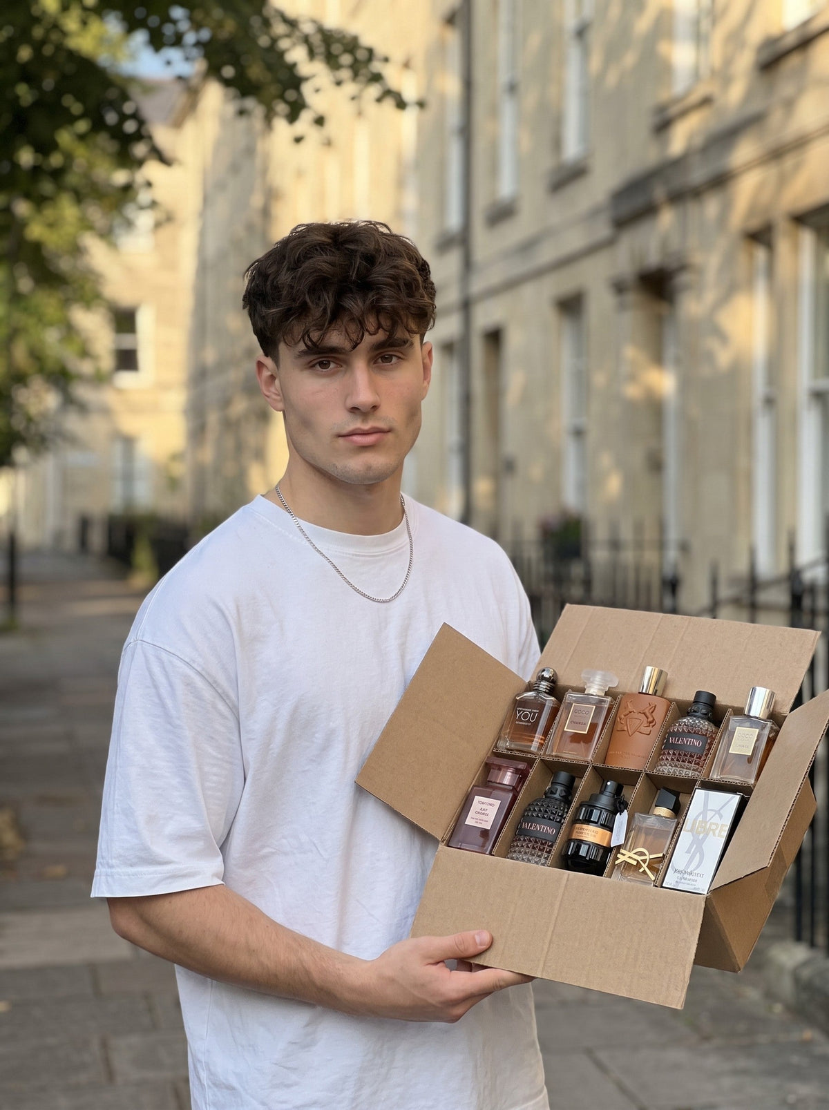 Parfum Resell Box gedragen door model