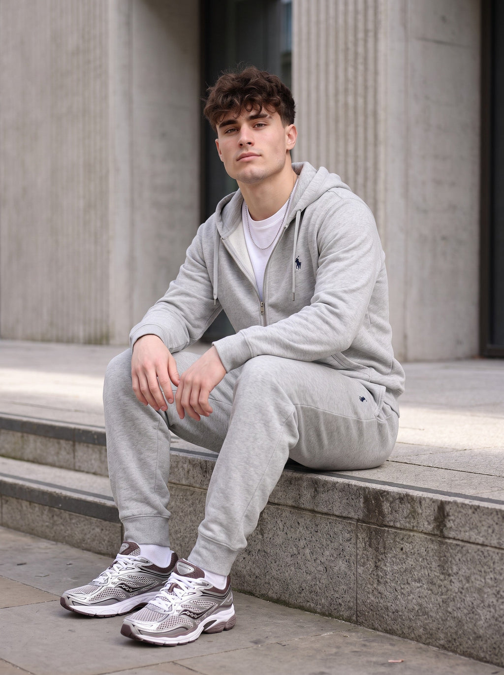 Ralph Lauren Tracksuit grijs gedragen door model