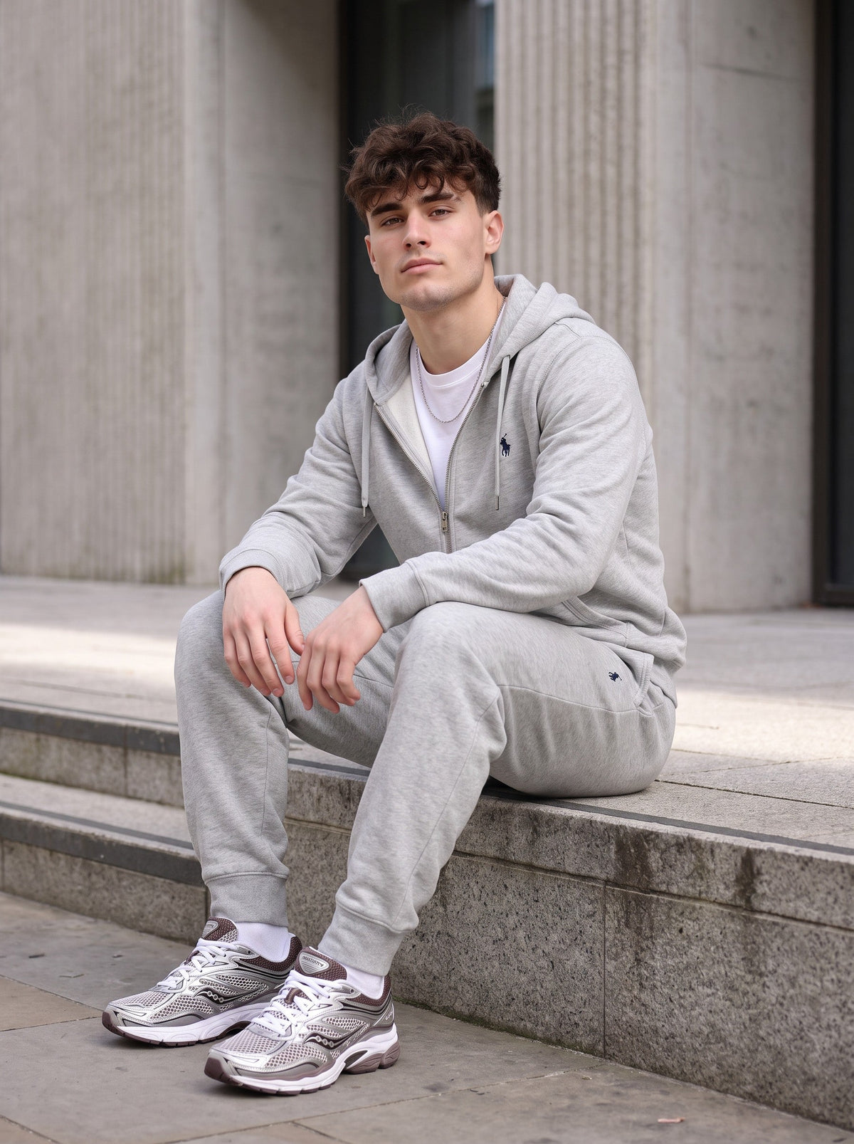 Ralph Lauren Tracksuit grijs gedragen door model