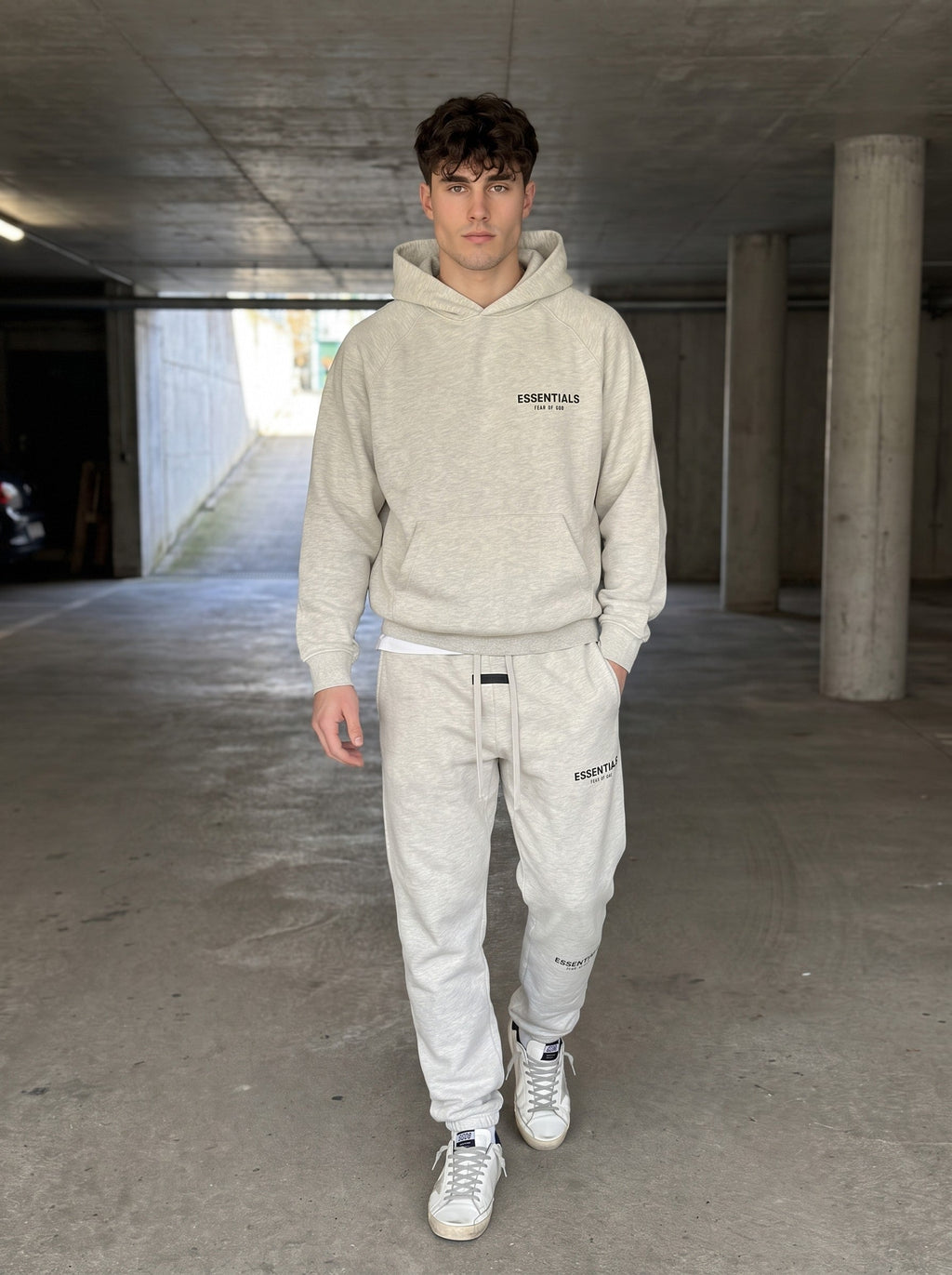 Essentials Fear of God Trainingspak gedragen door model