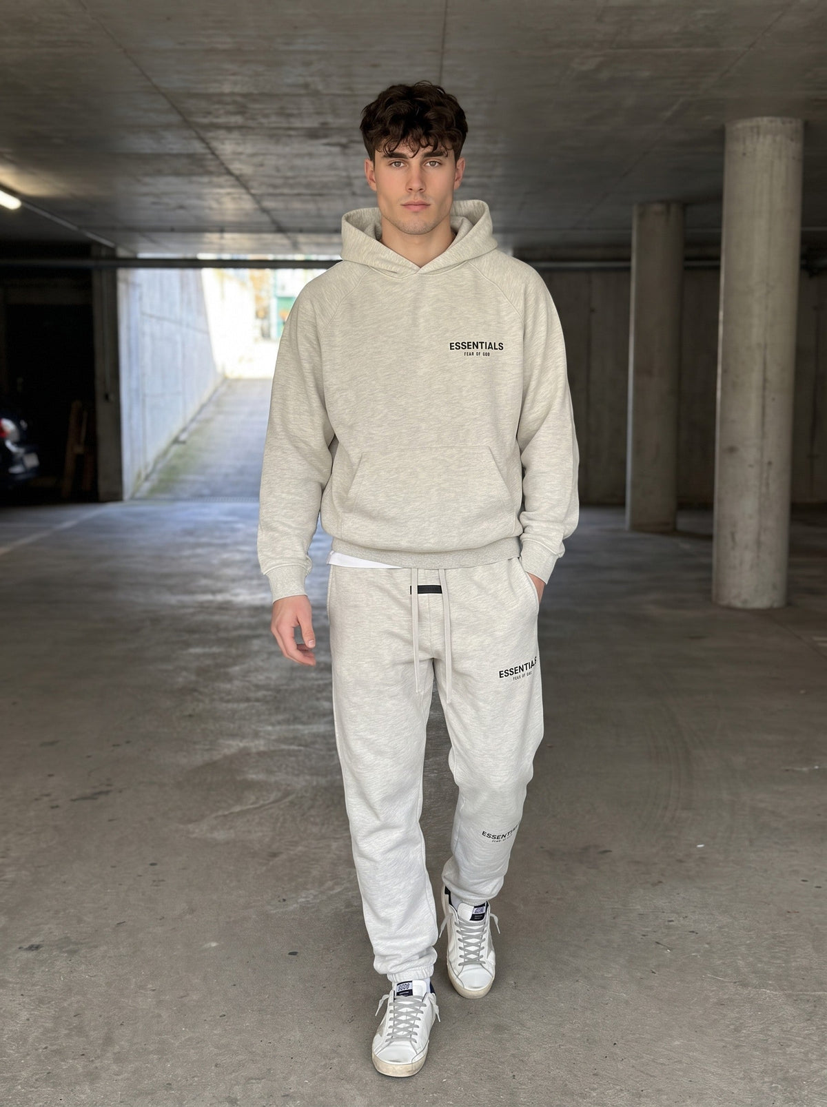 Essentials Fear of God Trainingspak gedragen door model