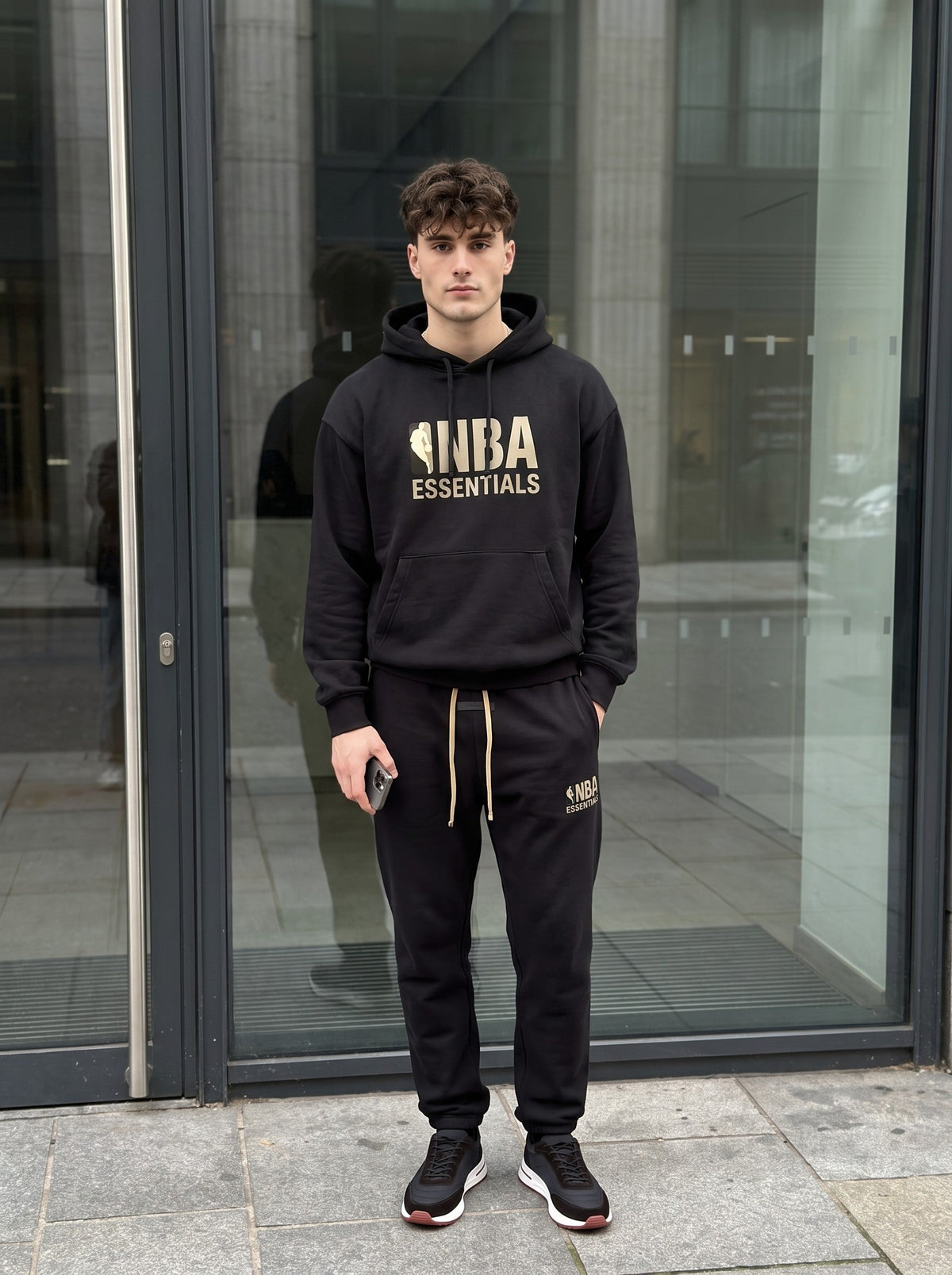NBA Essentials Tracksuit gedragen door model