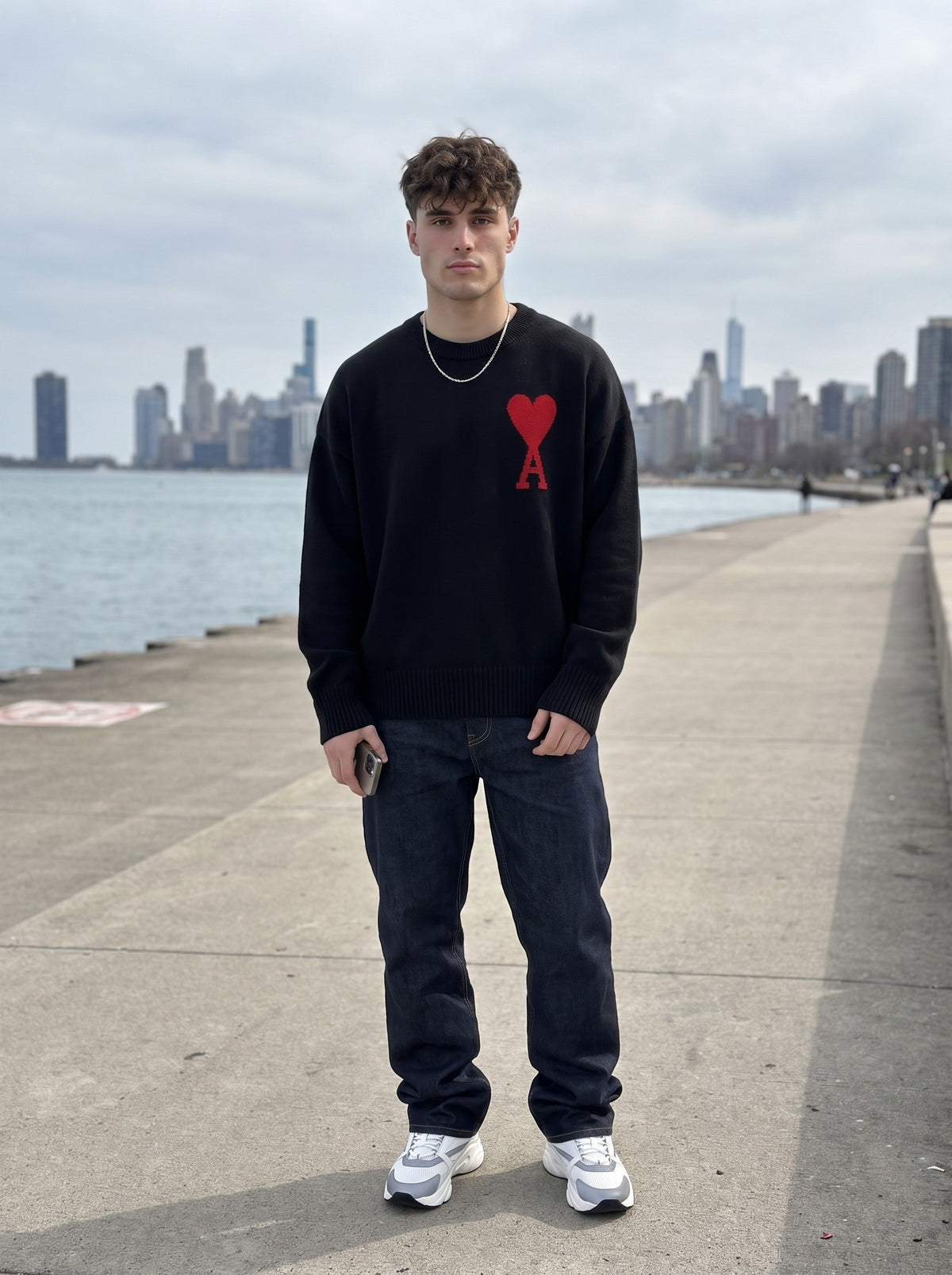 Ami Paris Sweater gedragen door model