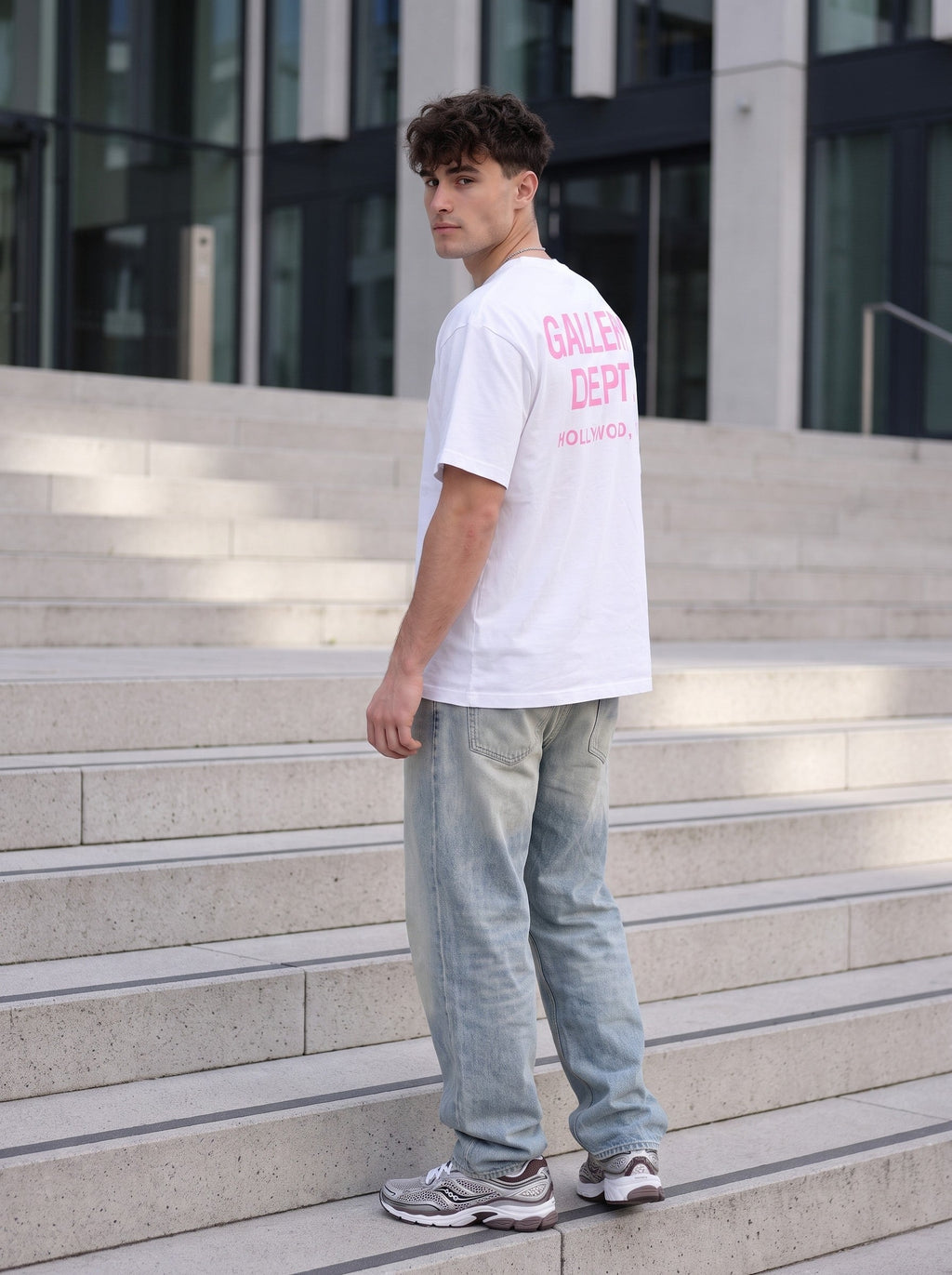 Gallery Dept. T-Shirt wit gedragen door model