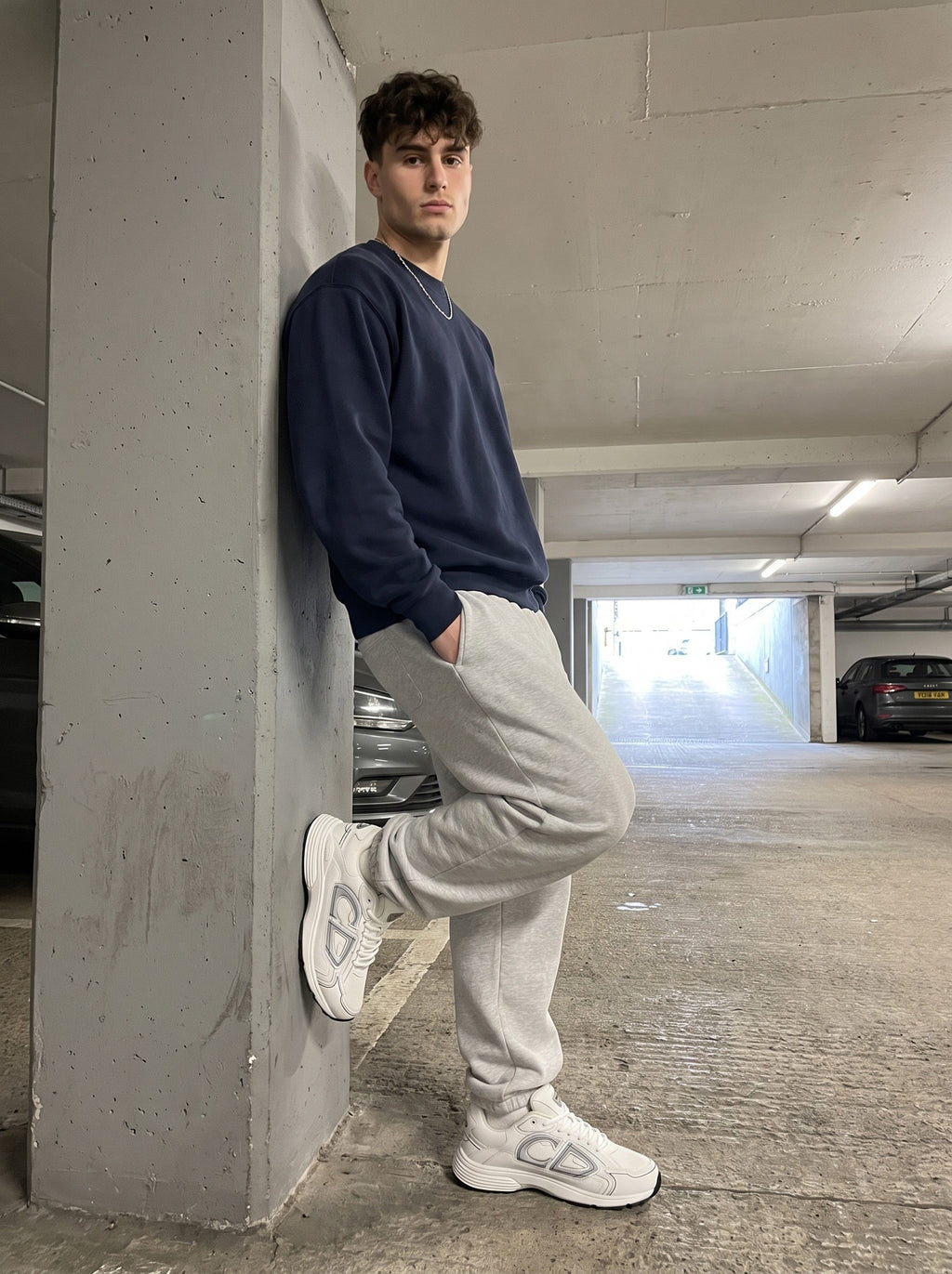 Dior B30 wit gedragen door model