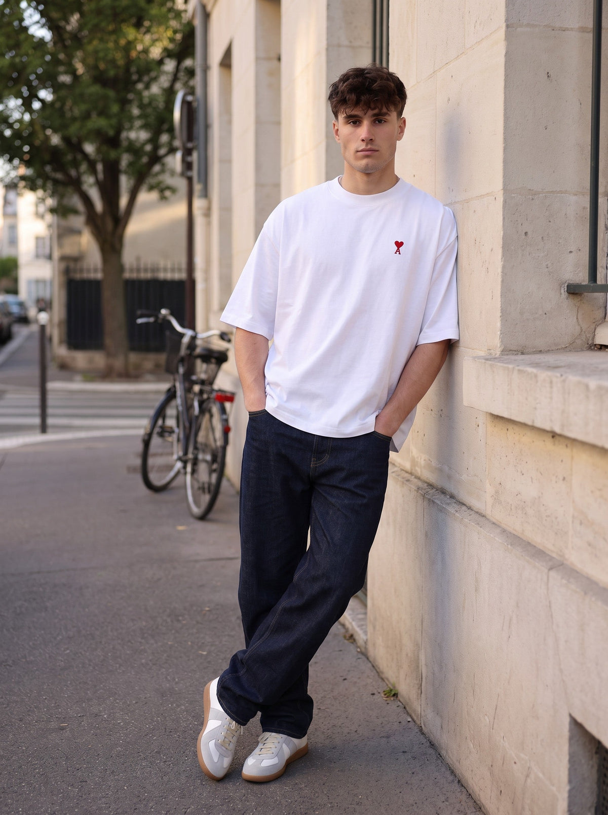 AMI Paris T-shirt gedragen door model