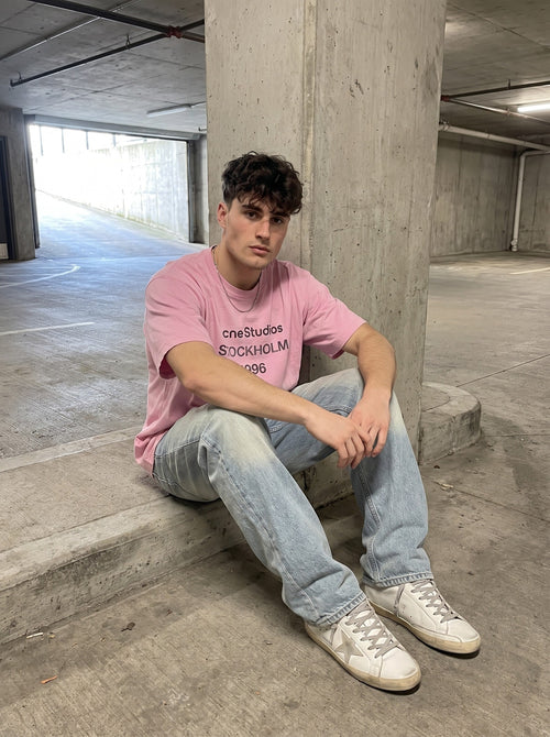Acne Studios T-Shirt pink gedragen door model