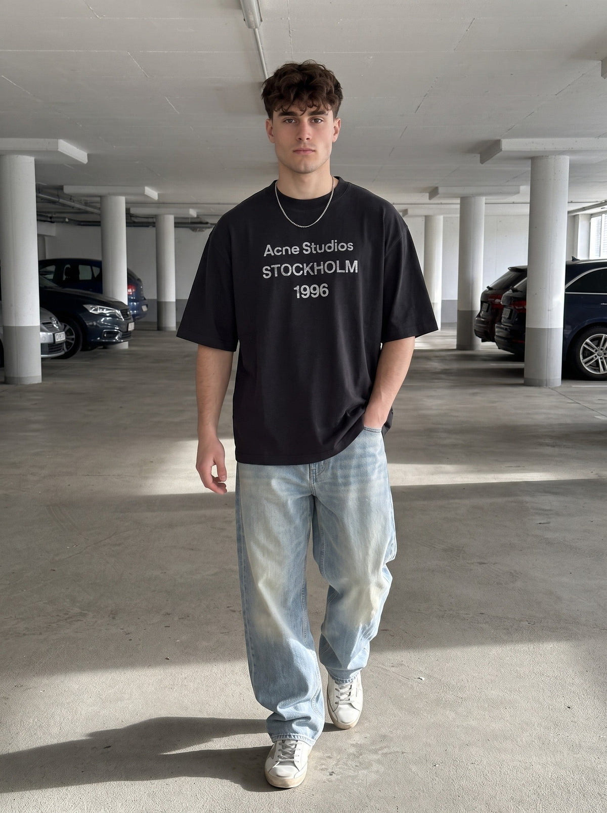 Acne Studios T-Shirt gedragen door model
