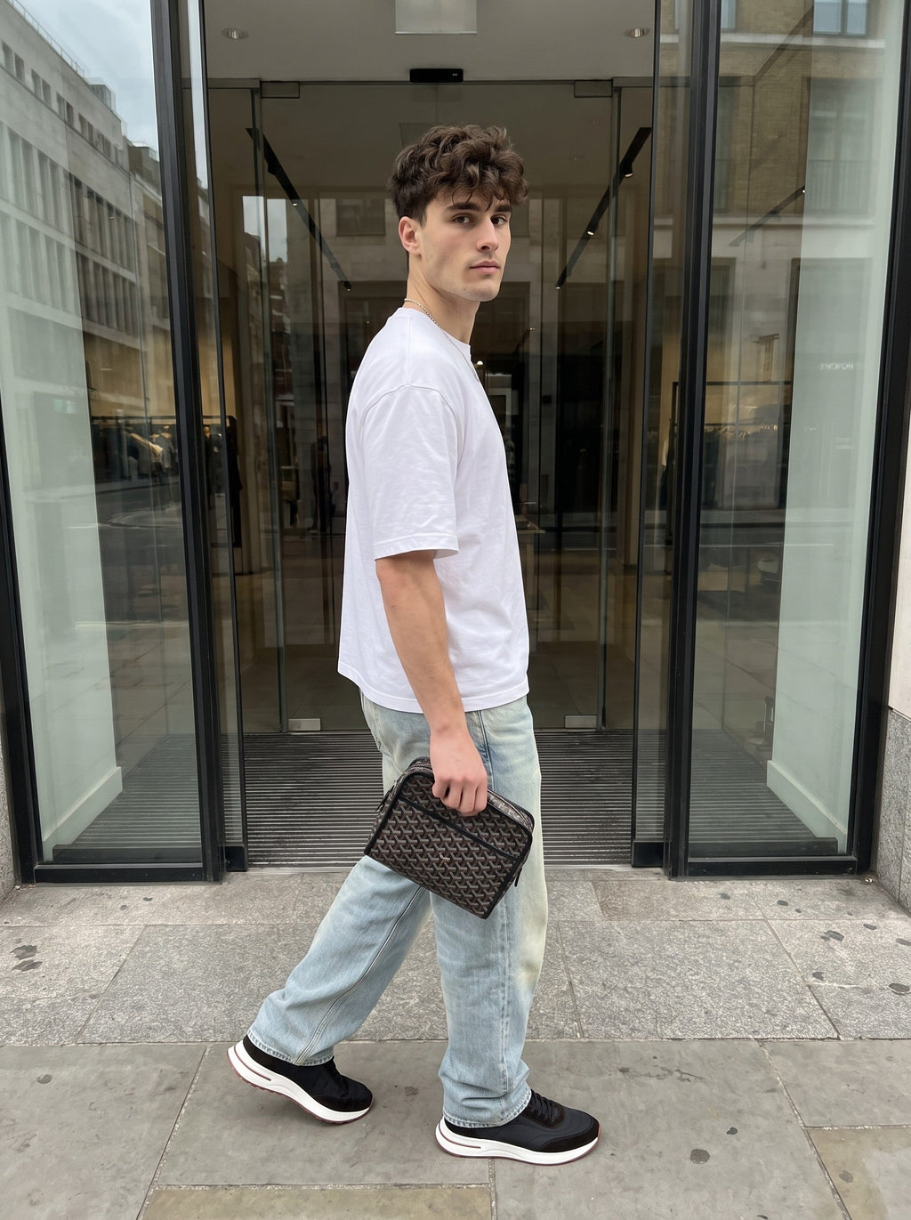 Goyard Toilettas gedragen door model