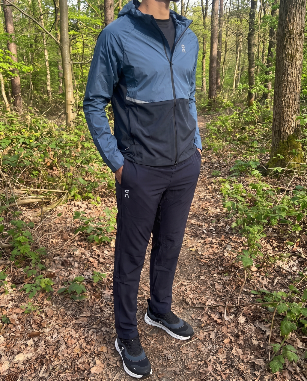 On Cloud Trainingspak blauw – gedragen voorkant
