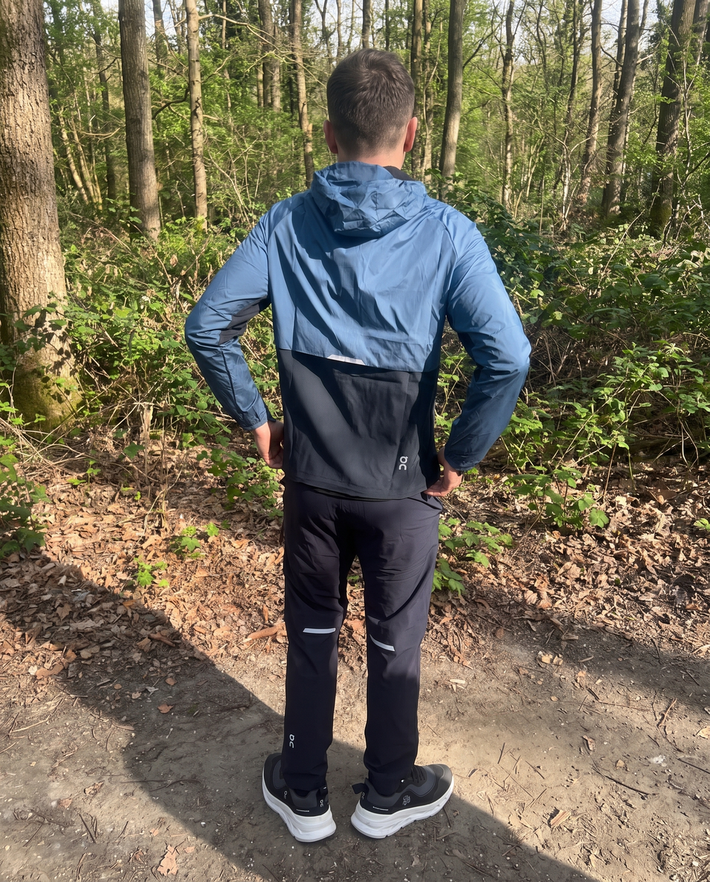 On Cloud Trainingspak blauw – gedragen achterkant